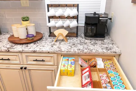 Poconos Oasis with hot tub, Game RM, & Fire pit. 8 min from Bushkill & Shawnee