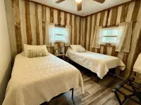Creekside Log Cabin w/firepit, near quaint towns Thomas/Davis & many state parks