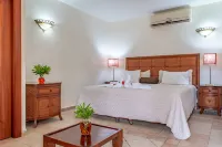 Hotel West Bay Colonial