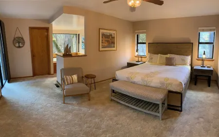 Spacious home with seasonal lake access. Pet friendly! Отели рядом с достопримечательностью «Groveland Yosemite Gateway Museum»