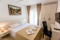 Apartments Belani Hotels near stepenište "Emir Kusturica" (Park hotel"Boka"- Gradska luka Škver)