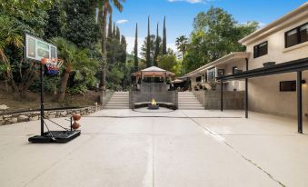 Del Campo Villa - 4BR Woodland Hills Gem With Pool and Cabana