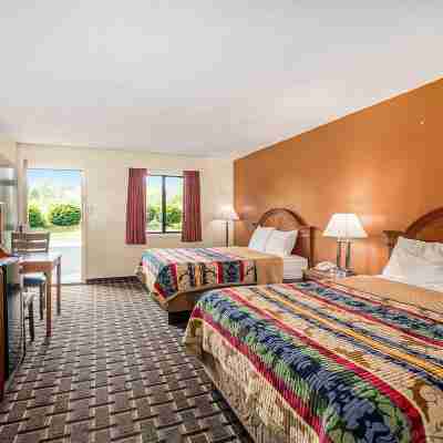 Great Lakes Inn & Suites Rooms