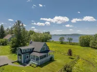 North House - Lovely Lac-Brome 3 Bedroom Lakefront Cottage