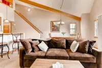 Beautiful condo next to trails, lake, skiing, shops and restaurants! Hot tub!