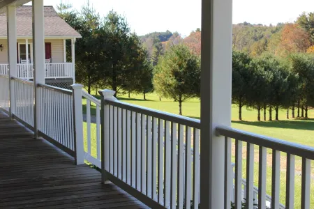 June’s Place In The Country Отели рядом с достопримечательностью «Нью Ривер трейл Стейт Парк, Клиффвью Аксесс»