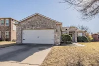 Modern, Comfy, Next to Frisco and Lake Lewisville in peaceful Little Elm