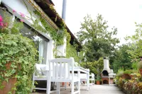 Exclusive villa with garden, sauna and forest access Gartensiedlung Germanenstraße e.V. 주변 호텔
