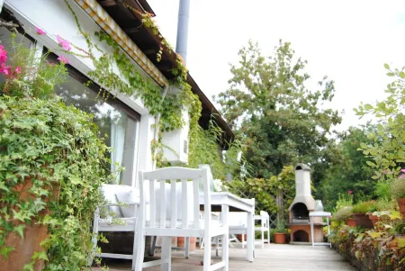 Exclusive villa with garden, sauna and forest access