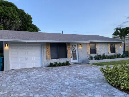 Impeccable 3 BR Beach Home Near Famed Atlantic Ave Отели в г. Бойнтон Бич