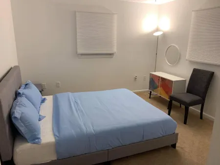 Big and Spacious 4 bed, 4 bath near Camelback. HOT TUB, PRIVATE OUTDOOR POOL