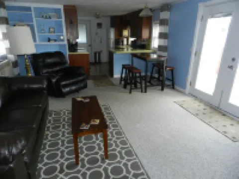 1 bed/ba lakeside cottage, large deck, west side of Seneca Lake. Pet Friendly!