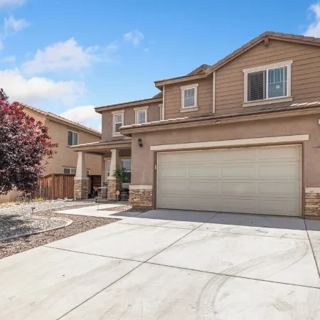 High Desert Cozy Nest!Big & Cozy Desert Getaway/4BR•3BA•Hot Tub&Fire Pit