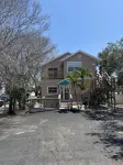 5 Minute Walk to Beach, Restaurants, Shops,Playground. Quaint and Quiet in IRB !