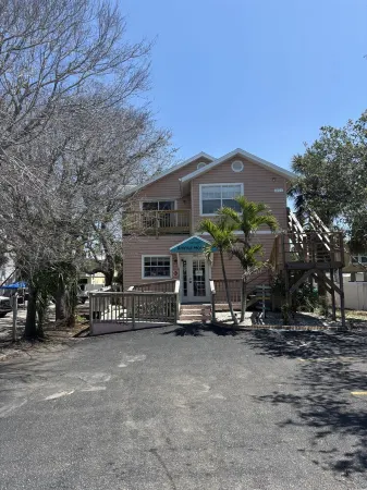 5 Minute Walk to Beach, Restaurants, Shops,Playground. Quaint and Quiet in IRB !