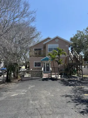 5 Minute Walk to Beach, Restaurants, Shops,Playground. Quaint and Quiet in IRB ! Hotels in Indian Rocks Beach