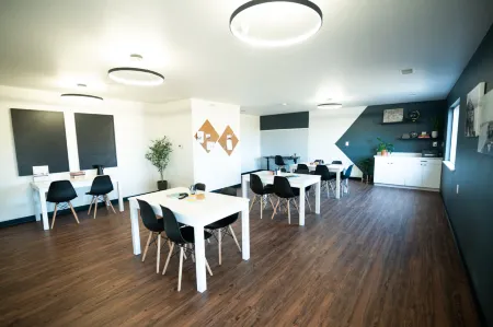 Elegant Haven - High-end Furnishings, WiFi, Luxury Amenities Отели рядом с достопримечательностью «Биндер Лейк Павилион»