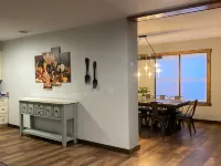 Spacious House with Great Room and Projector Experience - Stunning Escape