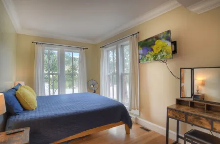 Charming Historic Home with Scenic Views - Cozy Mountain Retreat