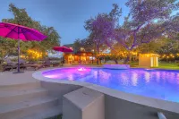Oakridge Ranch: Pool + Hot-tub, Pickleball Court, Whiskey & Wine Room! - Pools