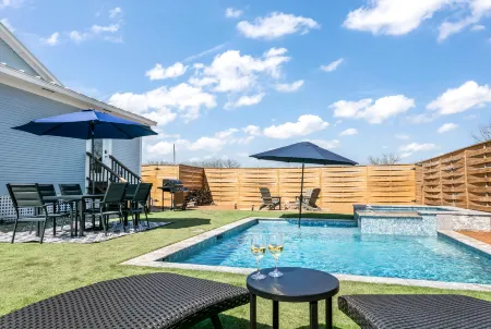 Blue Eyes | 2/2, Pool, Pet Friendly w/ fee, Full Kitchen, Washer/Dryer Отели рядом с достопримечательностью «Национальный исторический парк имени Линдона Б. Джонсона»