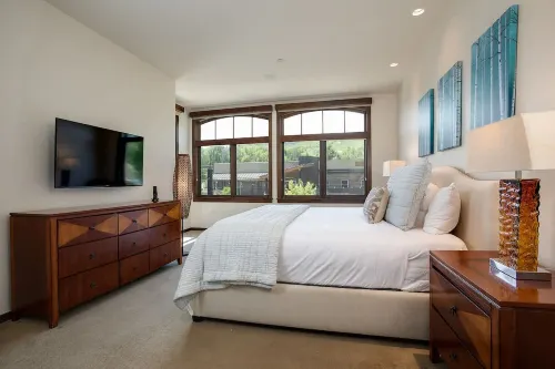 Breathtaking Mountain Views and Prime Downtown Access - Stylish Oasis Các khách sạn ở Steamboat Springs