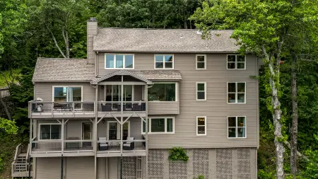 Southern Views and World-Class Amenities - Tranquil Mountain Haven