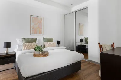 A Chic 2BR Apt Near Melbourne Uni, FREE Parking Hotel dekat University Cafe
