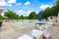 Serene waterfront condo with W/D, patio, & electric grill - boat slip on lake Hotels in Lake Ozark