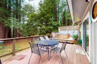 Cozy House with Ocean Views, Private Hot Tub & Beach Access Nearby Hotels near Bowling Ball Beach