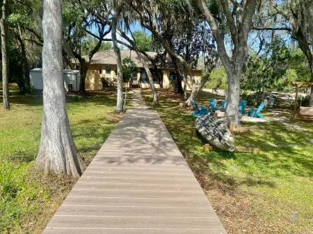 Lakeside Retreat - Private Dock, Kayaks, Lakefront, WiFi