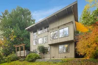Cozy Hot Tub and Scenic Trails - Charming Contemporary Haven Hotels in Kenmore