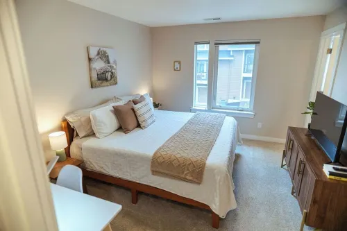 Modern + Bright South Salem Townhouse with King Bed + Game Room