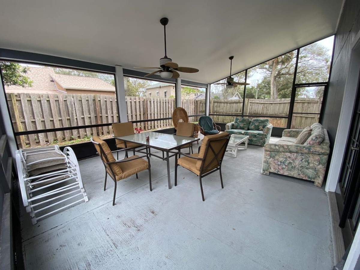 Beautiful Waterfront Oasis - Private Boat Dock and Deck Hotels in Holly Hill