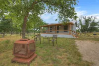 Cates Cottage in the Hill Country 8 Mins to Fred! - 4-Star