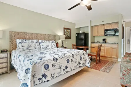 Private Balcony and Serene Garden Views - Cozy Retreat Отели рядом с достопримечательностью «Государственный парк Ханимун Айленд»