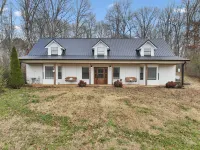 Expansive Outdoor Spaces and Cozy Interiors - Charming Nature Retreat Hotels in Lawrenceburg