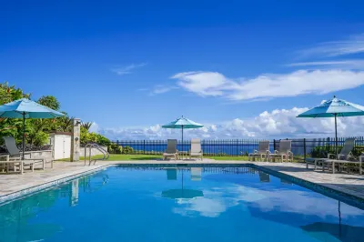 Tropical designer retreat right on the water with ocean view, pool & AC 哈納萊伊灣附近的飯店