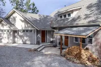 Stunning Waterfront Haven - Mountain Views, Dock, BBQ