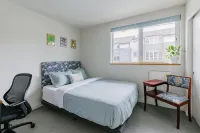 Modern Townhouse with Gym and Rooftop Retreat - Stylish Urban Oasis Hotel di 