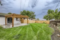 Gorgeous Arvada Home - Pet Friendly-Hot Tub 特溫萊克斯住宿飯店