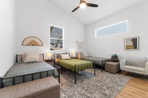 Private Patio and Modern Kitchen for Groups - Stylish Haven Hotels in Montopolis