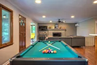 Game Room and Serene Mountain Views - Beautiful Spacious Retreat 조너선 크릭 호텔