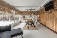 Heated Pool and Tiki Patio - Charming Tropical Hideaway Hotels in Largo