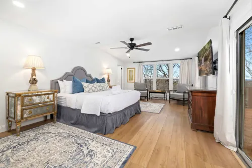 Spacious Living and Three Patios Near University - Charming Getaway Hotels in Fayetteville