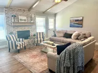 New! Minutes from TTU, LCU, medical district, & golf