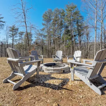 Cozy 3-bedroom cabin in Dahlonega with a vibrant Game Room!