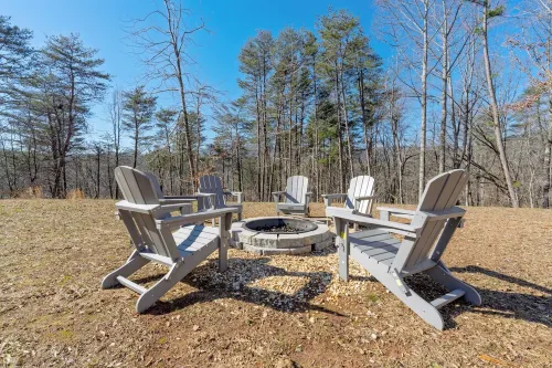 Cozy 3-bedroom cabin in Dahlonega with a vibrant Game Room!