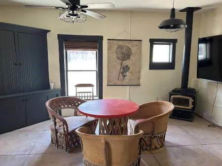 Charming 1800's fully modernized farmhouse in downtown Silver City- pet friendly