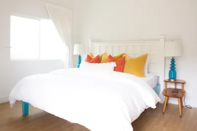 Fresh & Walkable Bright Beach Bungalow